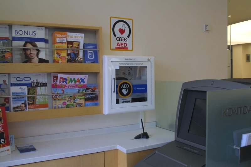 Bild des Defibrilators in der Volksbank