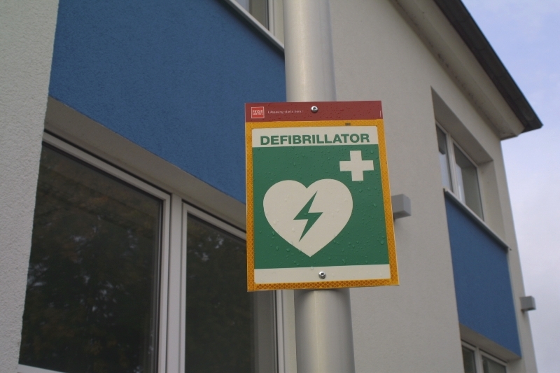 Hinweistafel auf einen Defibrilator