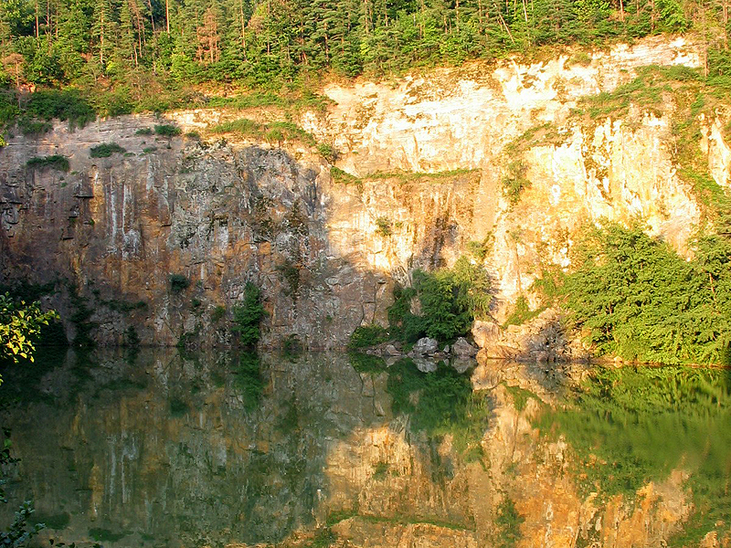 Blick auf den Bergsee mit Felswand
