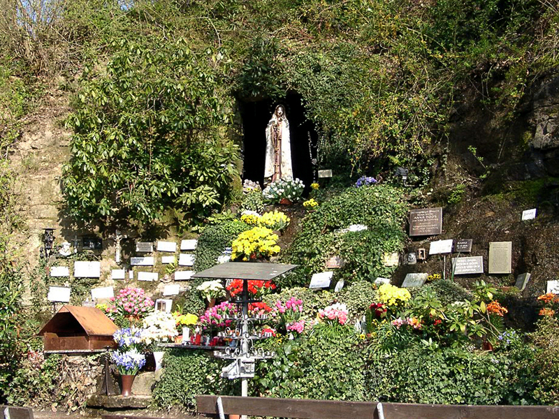 Blick in die Mariengrotte am Waldrand bei Sinzheim