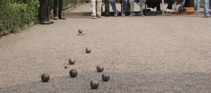 Detailaufnahme vom Boule-Feld am Mehrgenerationenpark mit mehreren Boule-Kugeln