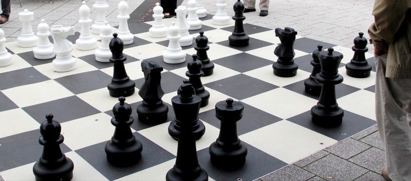 Ein Schachfeld mit weißen und schwarzen Spielfiguren