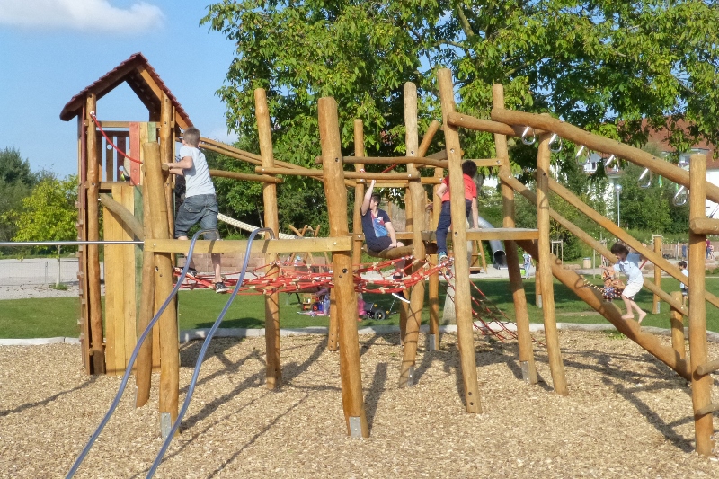Kletterparcours aus Holz mit Kletterturm und Möglichkeiten zum Balancieren