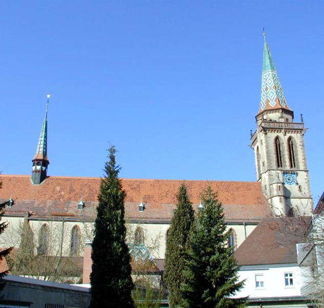 Blick auf das Seitenschiff und den Kirchturm der katholischen Kirche St. Martin in Sinzheim