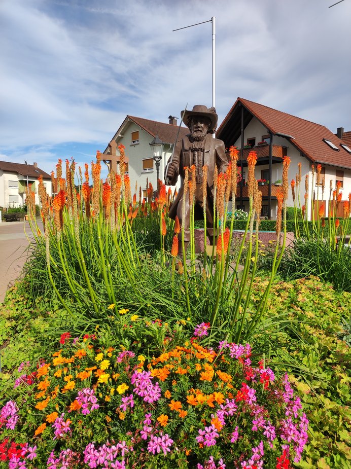 Kartunger Kreisel mit blühenden Blumen