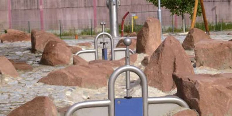 Der Wasserspielplatz des Mehrgenerationenparks mit Möglichkeiten das Wasser zu stauen