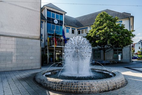 Blick auf das Rathaus mit aktivem Springbrungen